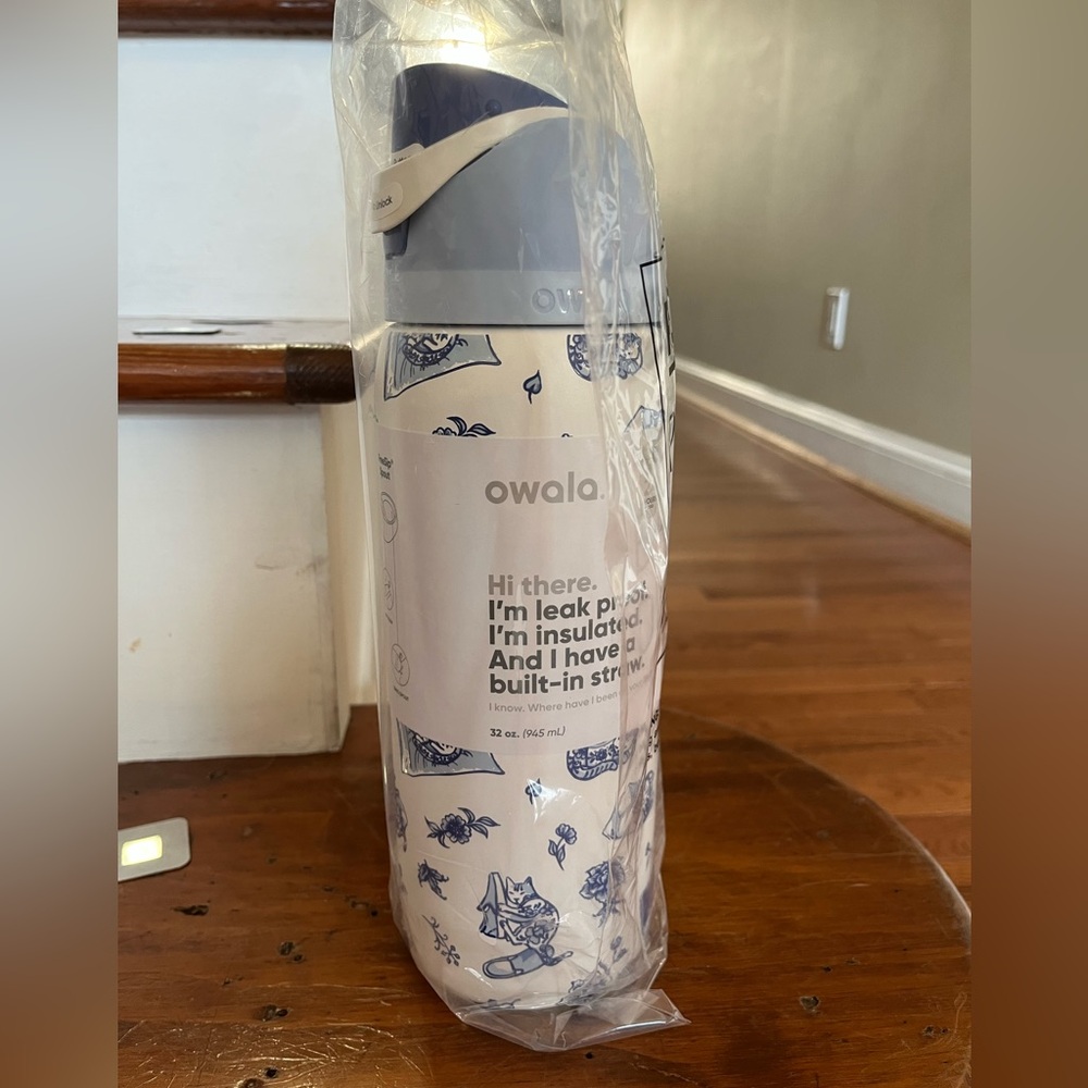Owala Urban Outfitters Exclusive Delft Cat Print FreeSip 32 oz Water Bottle - Picture 5 of 10